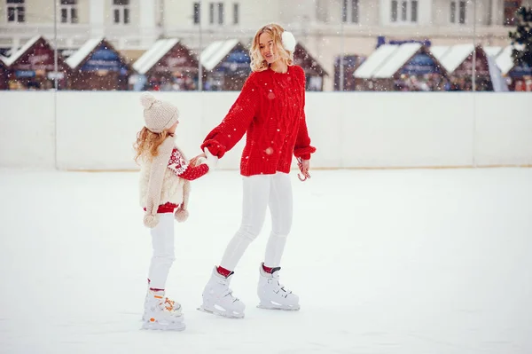 Família bonito e bonito em uma cidade de inverno — Fotografia de Stock