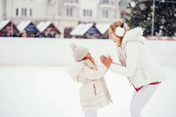 Mignon et belle famille dans une ville d'hiver — Photo