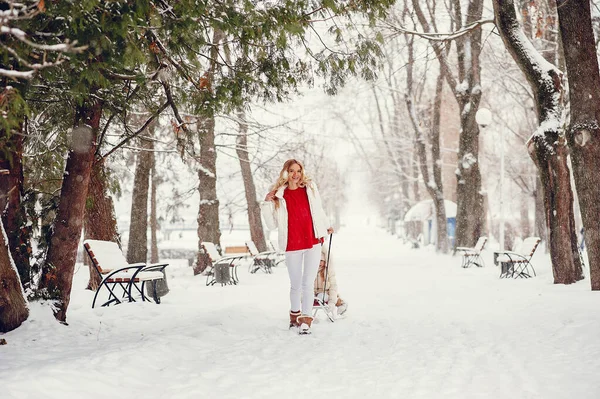 Mãe e filha em um parque de inverno — Fotografia de Stock