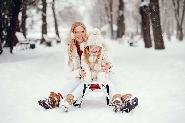 Mère et fille dans un parc d'hiver — Photo