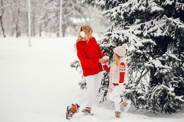 Mãe e filha em um parque de inverno — Fotografia de Stock