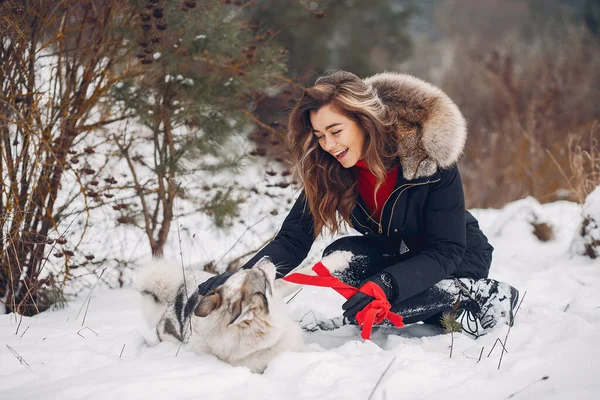 Красивая женщина играет с собакой — стоковое фото
