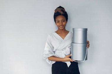 Güzel bir kız stüdyoda hediyelerle eğlenir.