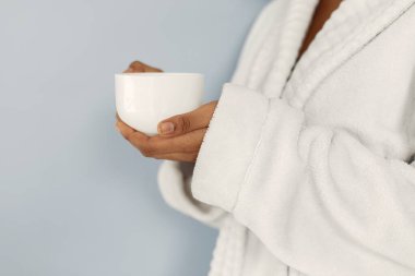 Beyaz arka planda duran sevimli siyahi kadın.