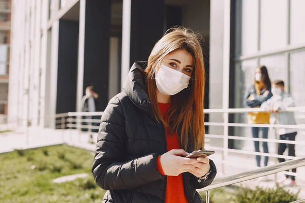 Mujer con máscara se para en la calle — Foto de Stock