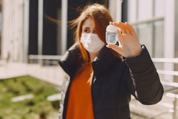 Mujer con máscara se para en la calle — Foto de Stock