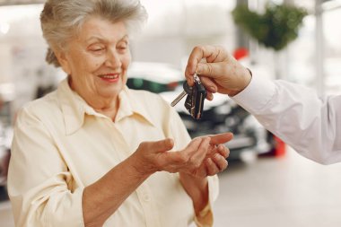 Araba kuaföründe zarif yaşlı bir çift.