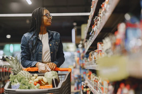 Mujer comprando verduras en el supermercado —  Fotos de Stock