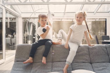 Çocuklar karantinada evde kalıyor.