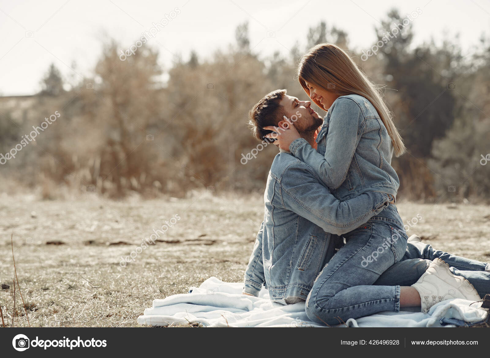 Couple mignon dans un jean vêtements dans un champ de printemps — Photo de  stock par ©prostooleh - 426496928, image size:1600x1167