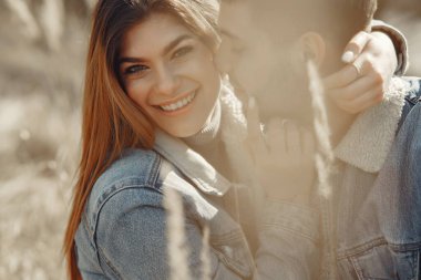 Bahar tarlasında kot pantolon giymiş sevimli bir çift.