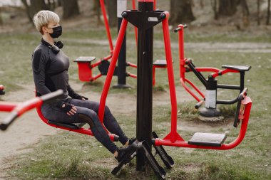 Koronavirüs sırasında maskeli kadın eğitimi