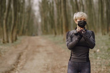 Koronavirüs sırasında maskeli kadın eğitimi