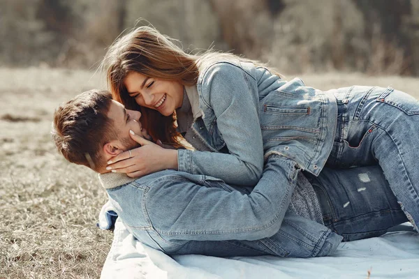 Χαριτωμένο ζευγάρι με τζιν ρούχα σε ανοιξιάτικο χωράφι. — Φωτογραφία Αρχείου