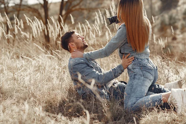 Bahar tarlasında kot pantolon giymiş sevimli bir çift. — Stok fotoğraf