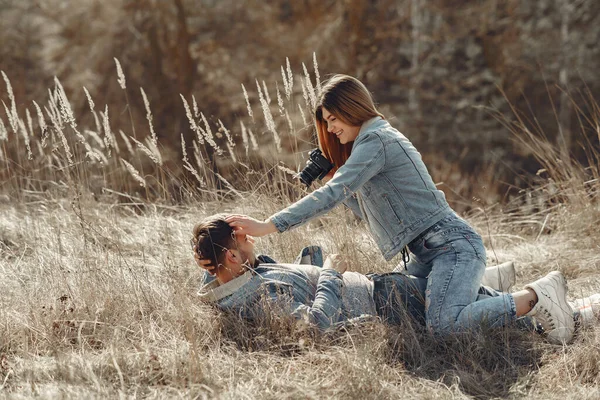 Pasangan manis dengan pakaian jeans di ladang musim semi — Stok Foto
