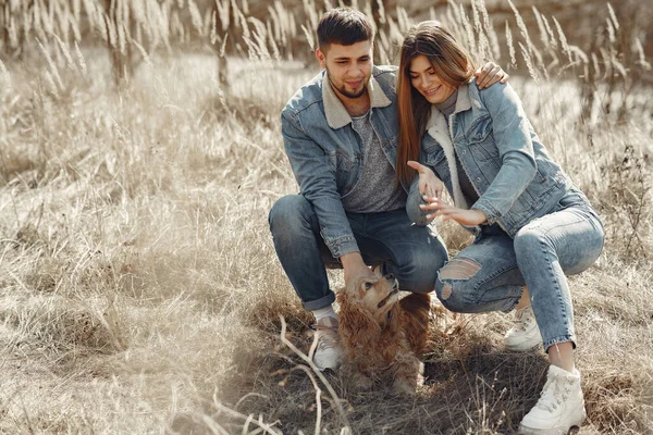 Nettes Paar in einer Jeans Kleidung in einem Frühlingsfeld — Stockfoto