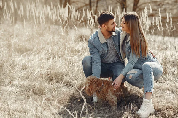 Χαριτωμένο ζευγάρι με τζιν ρούχα σε ανοιξιάτικο χωράφι. — Φωτογραφία Αρχείου