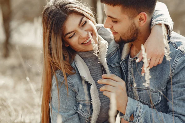 Söta par i jeans kläder på ett vårfält — Stockfoto