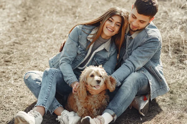 Мила пара в джинсовому одязі на весняному полі — стокове фото