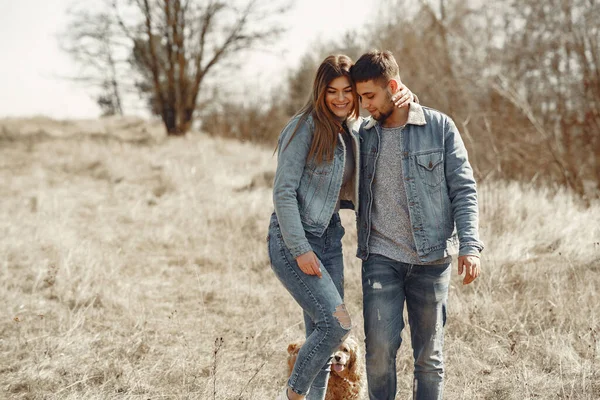 Linda pareja en una ropa vaquera en un campo de primavera —  Fotos de Stock