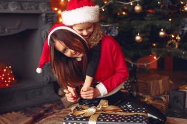 Anne ve güzel kızı şöminenin yanında.