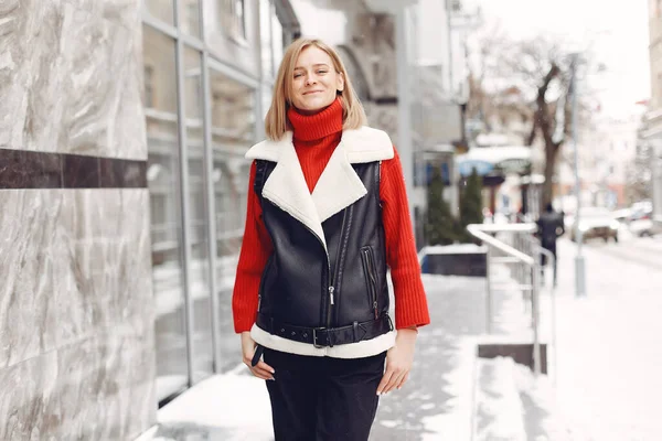 Winterzeit in der Großstadt von charmanten Mädchen, die auf der Straße stehen — Stockfoto