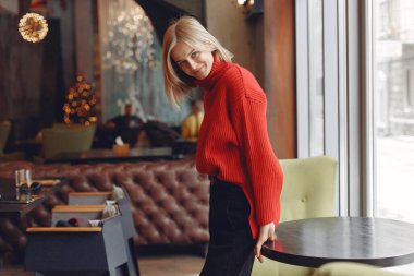 Zarif kadın bir kafede vakit geçiriyor.