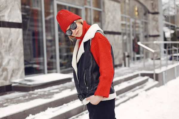 Зимовий час у великому місті чарівної дівчини, що стоїть на вулиці — стокове фото