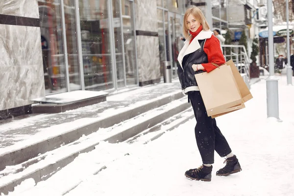 Mulher carregando sacos de compras em um shopping ao ar livre — Fotografia de Stock