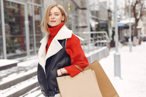 Mulher carregando sacos de compras em um shopping ao ar livre — Fotografia de Stock