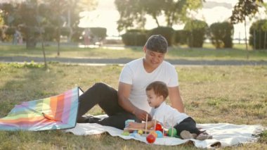 Taylandlı baba ve oğul parkta eğitim oyunları oynuyorlar.