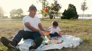 Taylandlı baba ve oğul parkta eğitim oyunları oynuyorlar.