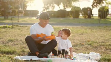 Baba ve küçük oğlu beslenme çantasına sahipler.