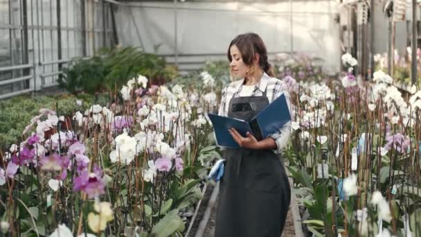 Trabalhador de fábrica em orquídeas de controlo uniformes — Vídeo de Stock