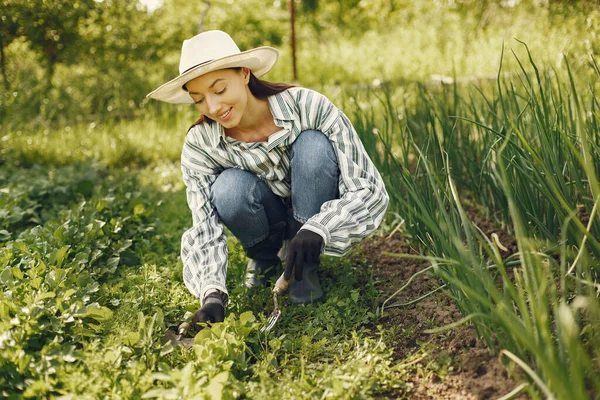 Wanita bertopi yang bekerja di kebun — Stok Foto