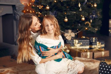 Anne ve güzel kızı şöminenin yanında.