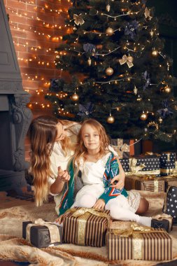 Anne ve güzel kızı şöminenin yanında.