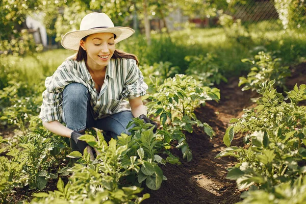 Wanita bertopi yang bekerja di kebun — Stok Foto