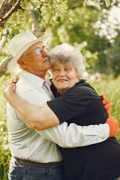 Hermosa pareja de ancianos pasar tiempo en un jardín de verano — Foto de Stock