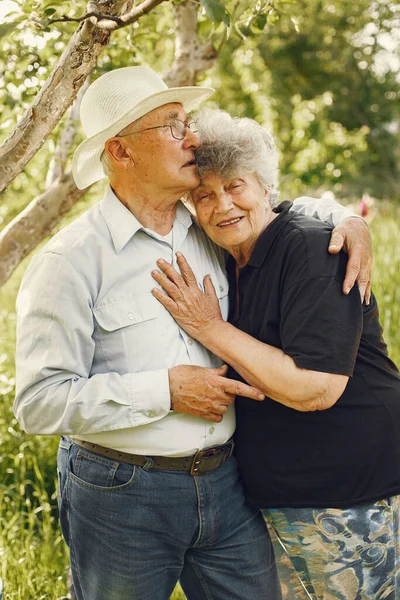 Hermosa pareja de ancianos pasar tiempo en un jardín de verano —  Fotos de Stock