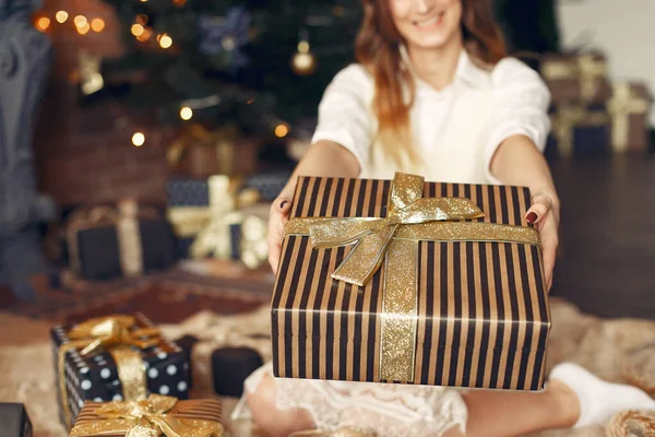 Gyönyörű lány otthon közel karácsonyfa — Stock Fotó