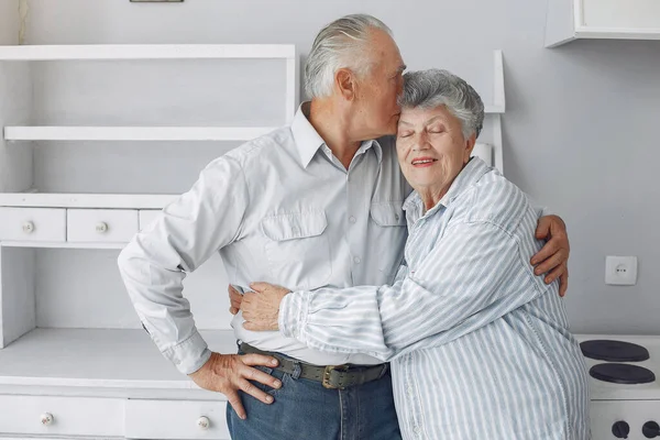 Красивая пожилая пара проводила время вместе дома — стоковое фото