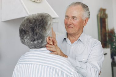 Güzel yaşlı çift evde birlikte vakit geçirirdi.