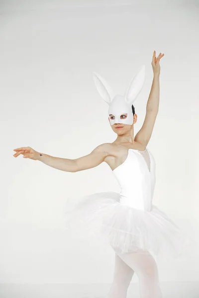 Ballerine posant devant fond blanc — Photo