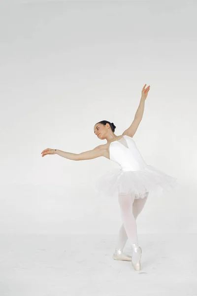 Bailarina posando na frente de fundo branco — Fotografia de Stock
