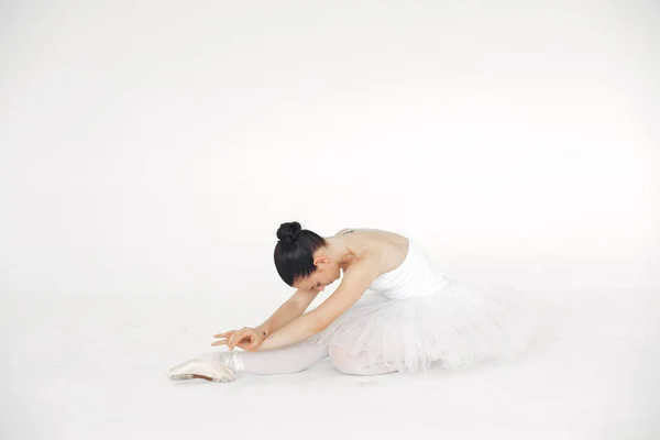 Ballerina posiert vor weißem Hintergrund — Stockfoto