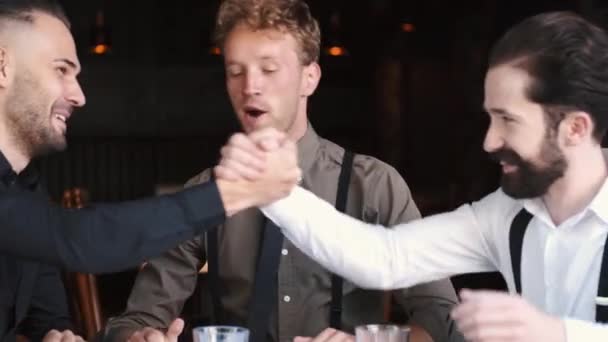 Портрет трех бизнесменов, встречающихся в кафе — стоковое видео