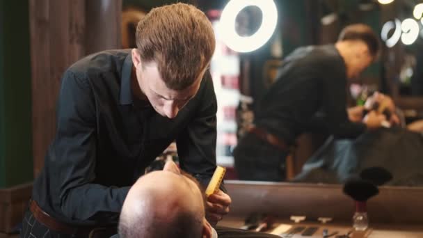 Adult man with beard in a barber shop — Stock Video