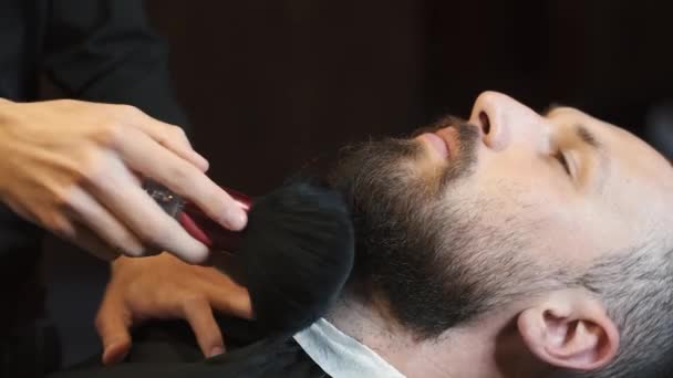 Peluquero aplicación de loción en la barba mans 4k — Vídeo de stock